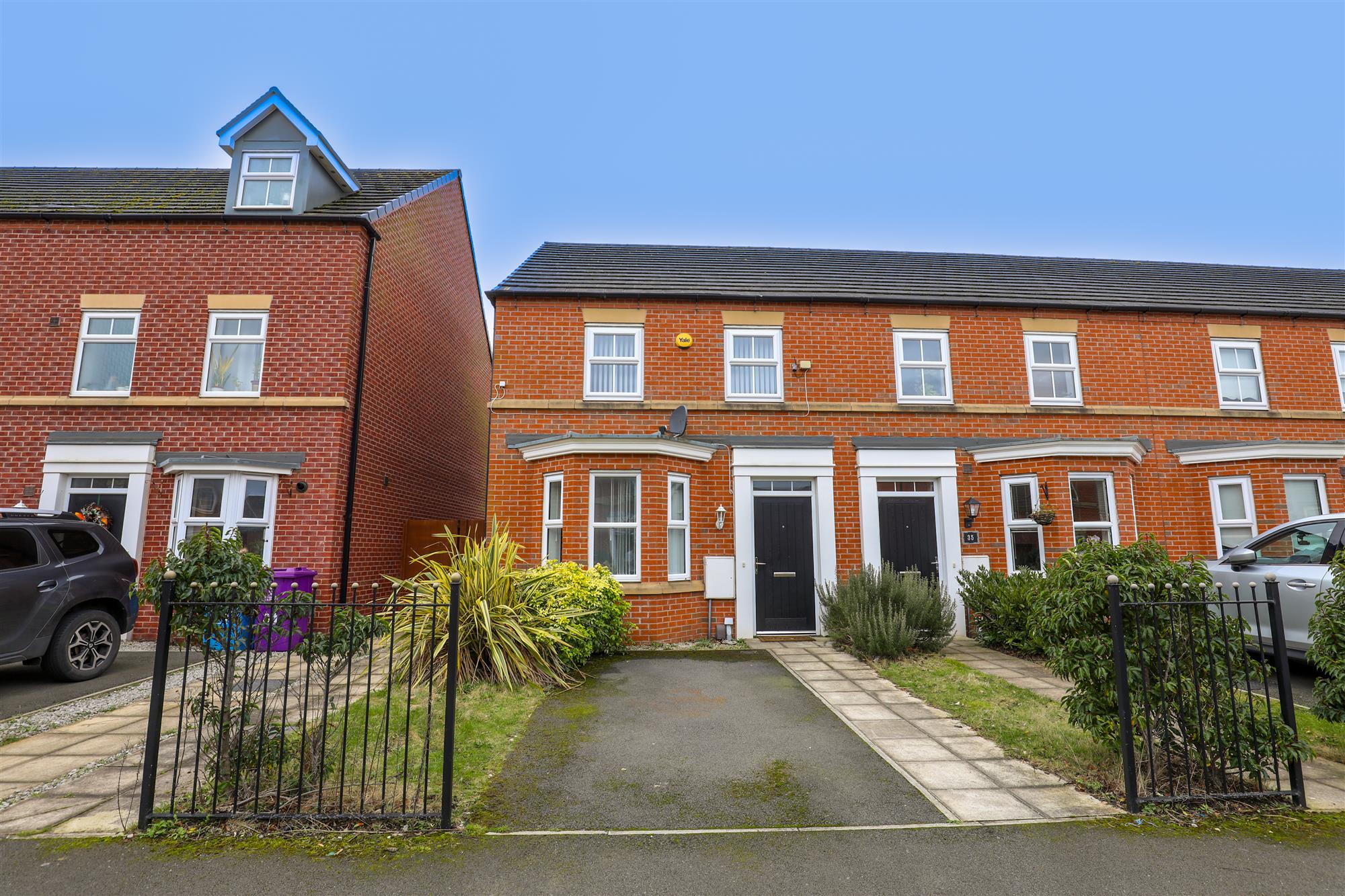 33 Great Heath Road, Kirkdale — photo 1 of 17