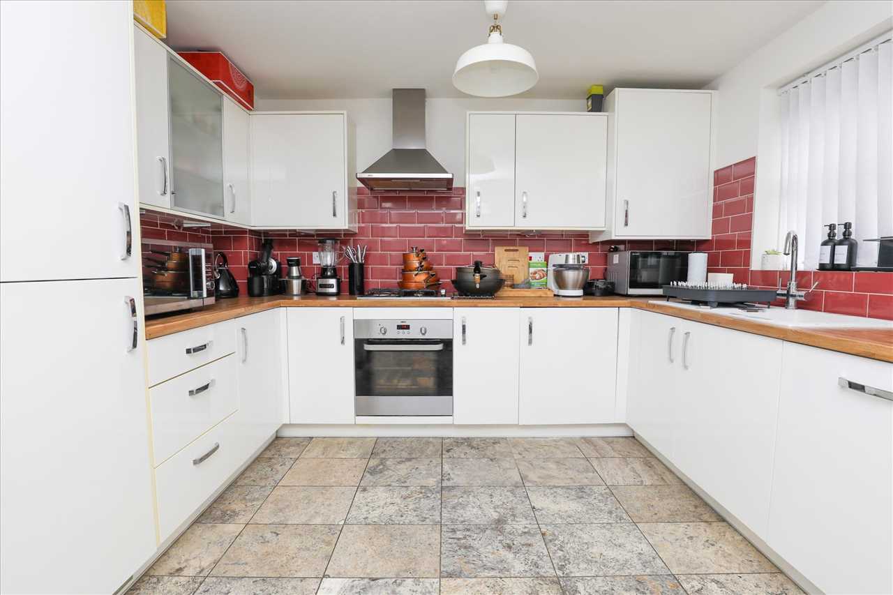 33 Great Heath Road, Kirkdale — photo 4 of 17