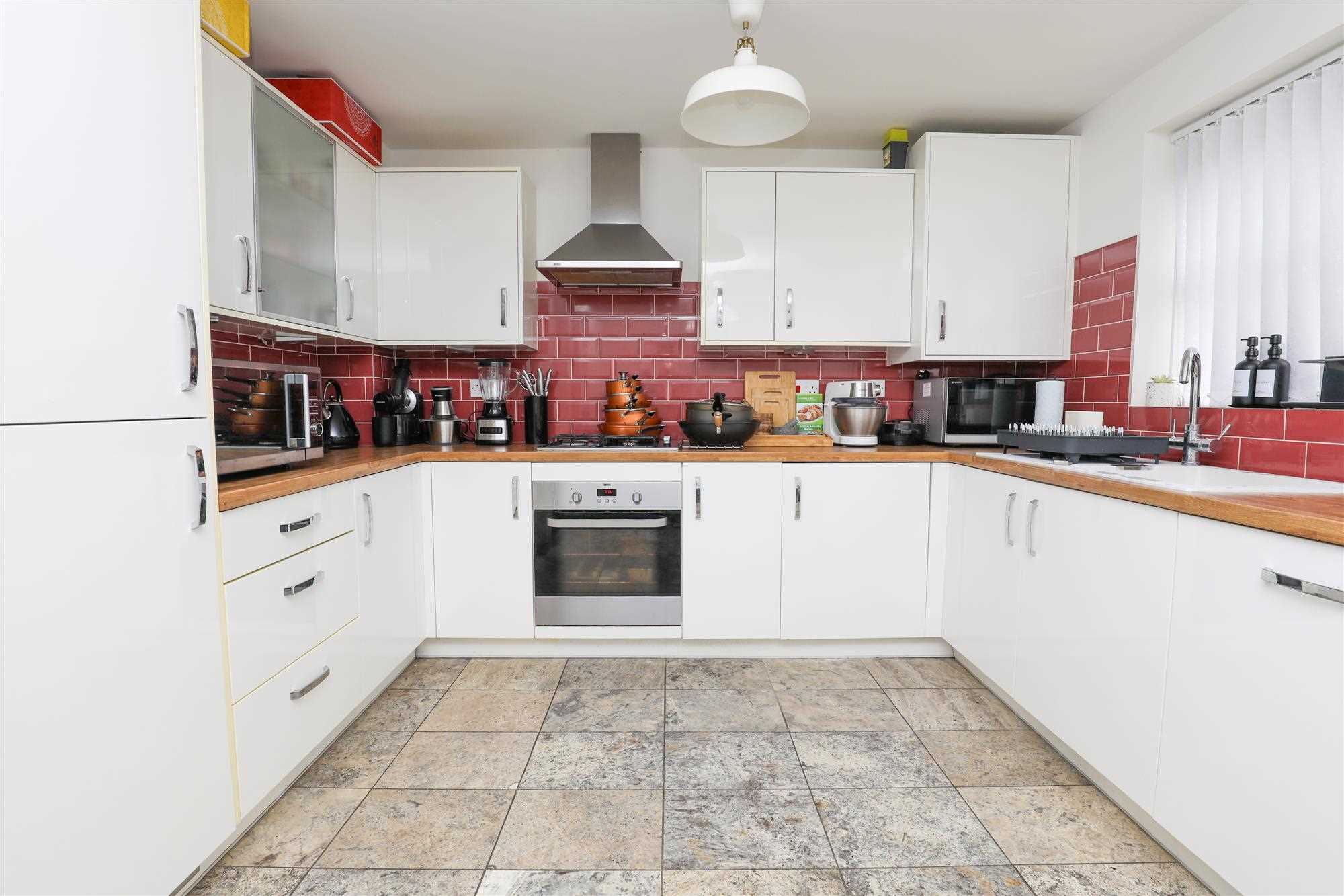 33 Great Heath Road, Kirkdale — photo 4 of 17