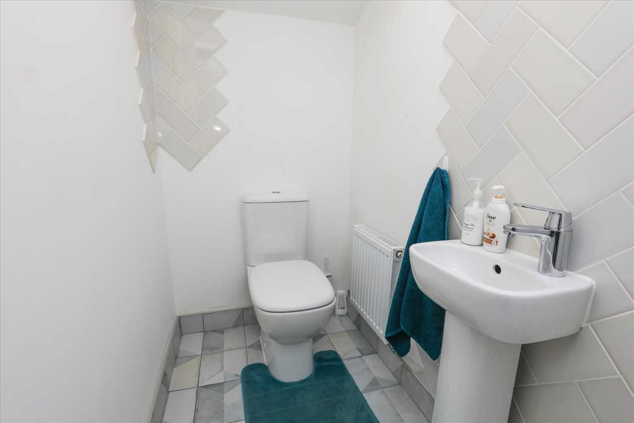 33 Great Heath Road, Kirkdale — photo 7 of 17