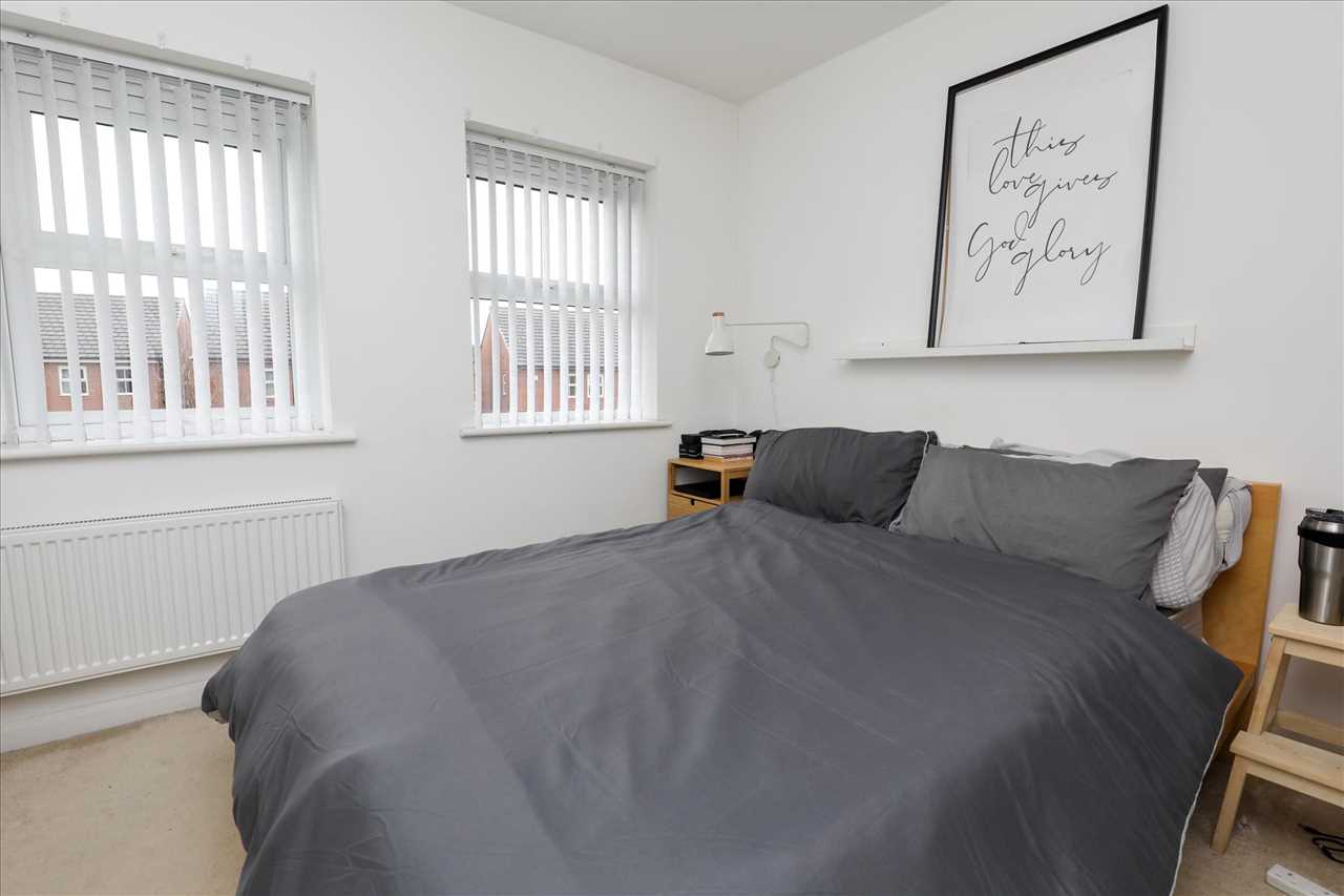 33 Great Heath Road, Kirkdale — photo 9 of 17