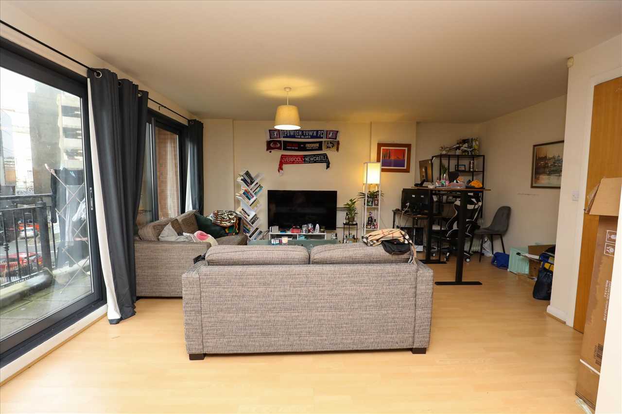 Apartment 41 Central Gardens, Benson Street — photo 4 of 14