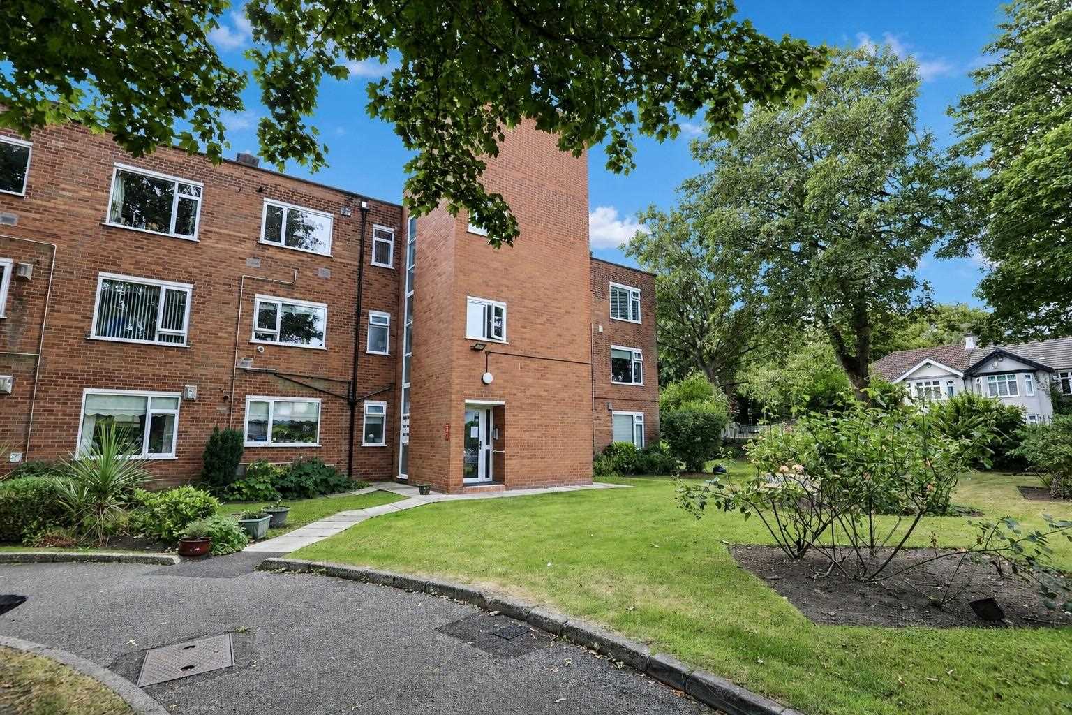 8 Crompton Court, Cromptons Lane — photo 1 of 13