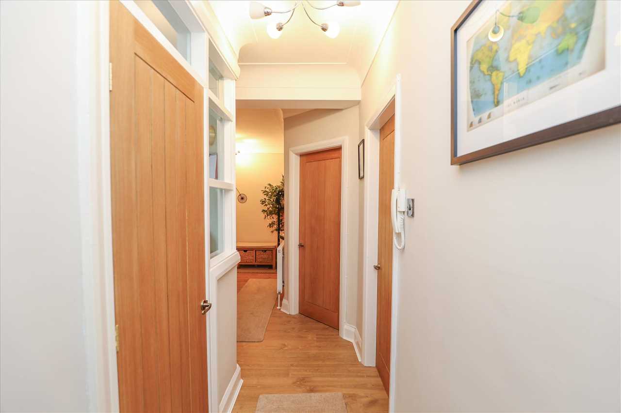 8 Crompton Court, Cromptons Lane — photo 2 of 13